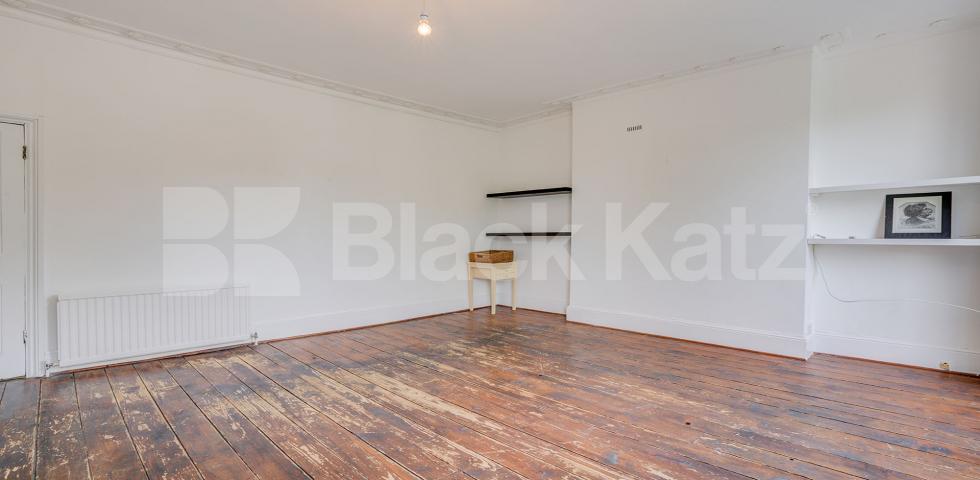 Wonderful spacious split level three bed within a period house in Camden. Camden Street, Camden